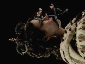 The Favourite (2018) 720p BluRay x264 Esub [Dual Audio] [Hindi – English ] – 410MB